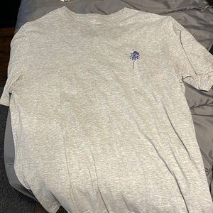 Clean vineyard vine tee.